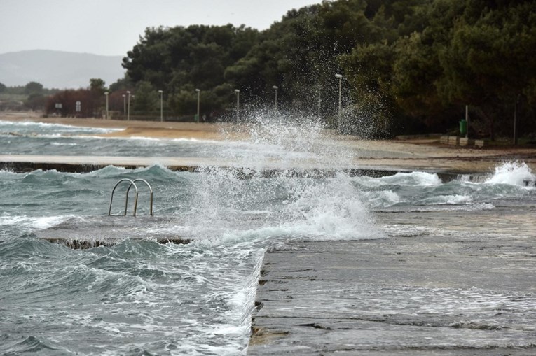 Dijelovi Istre su potopljeni. Jaka kiša i olujni jugo danas će divljati obalom