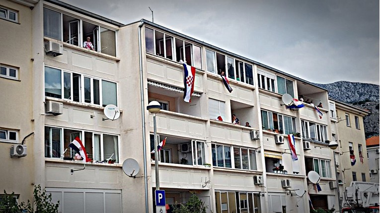 VIDEO Tisuće navijača u Omišu. Zastave vise na balkonima zgrada