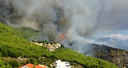 Veliki požar kod Omiša, zatvorena magistrala, vatra se približila kućama