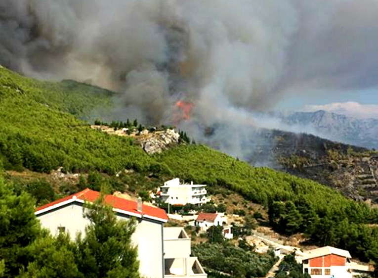 Veliki požar kod Omiša, zatvorena magistrala, vatra se približila kućama