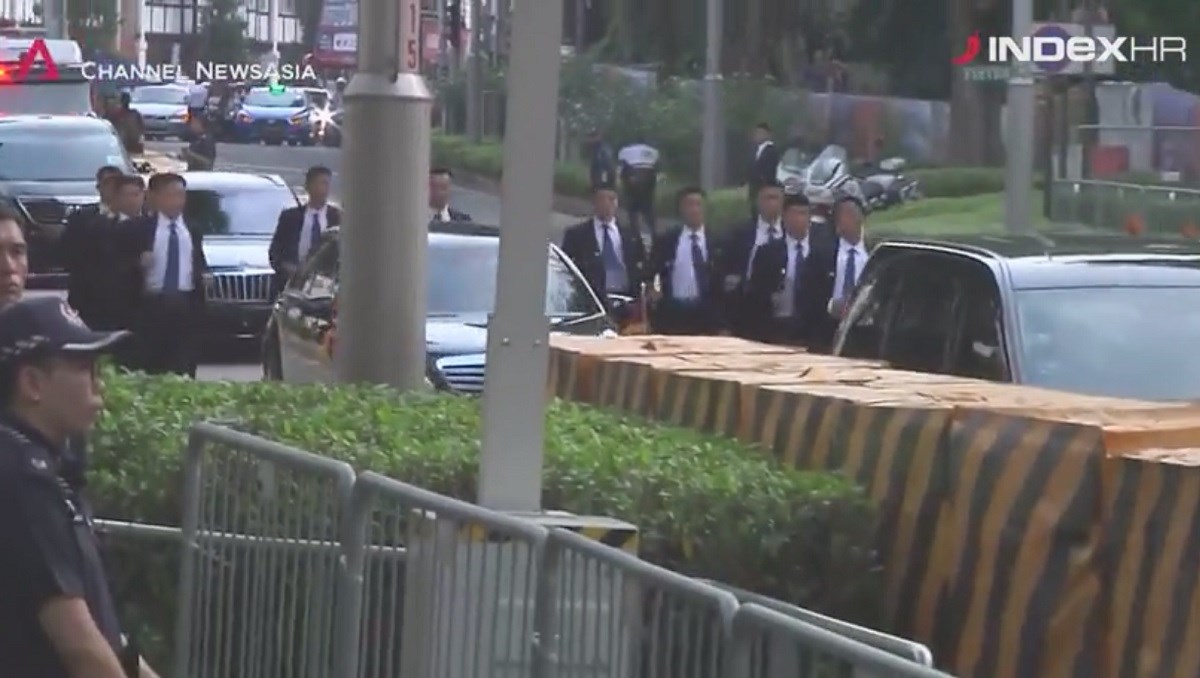 Kimovi tjelohranitelji opet trčali za limuzinom