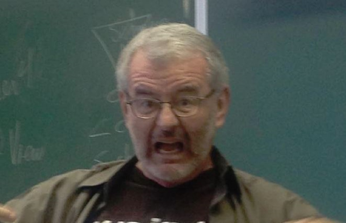 Profesoru dojadila ista pitanja pa obukao majicu s ovim natpisom i postao hit