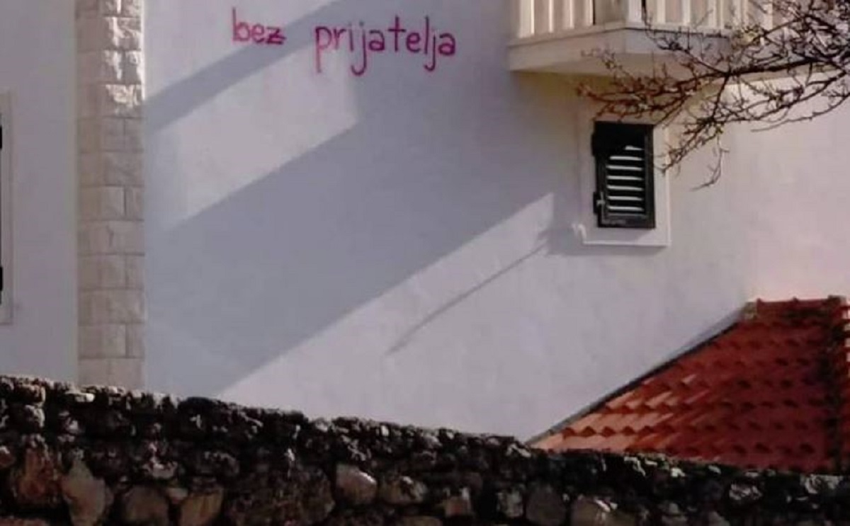 Fotka fasade s prostotom postala hit na Fejsu: "Najbolja fasada na Braču"