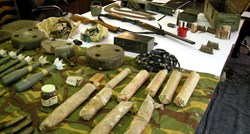 FOTO Policija kod muškarca s područja Lekenika našla pravi arsenal oružja