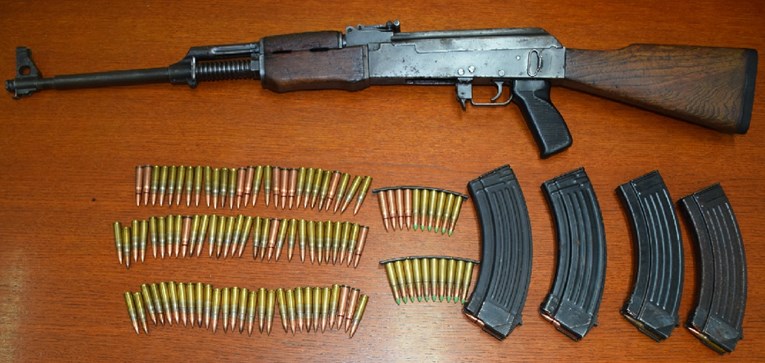 Policija kod Zadranina pronašla puškomitraljez i metke