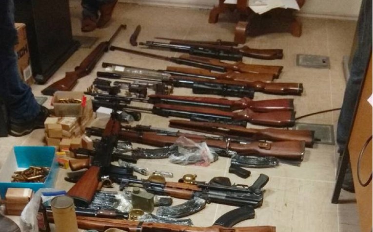 Policija na Korčuli kod dvojice mladića pronašla gomilu oružja