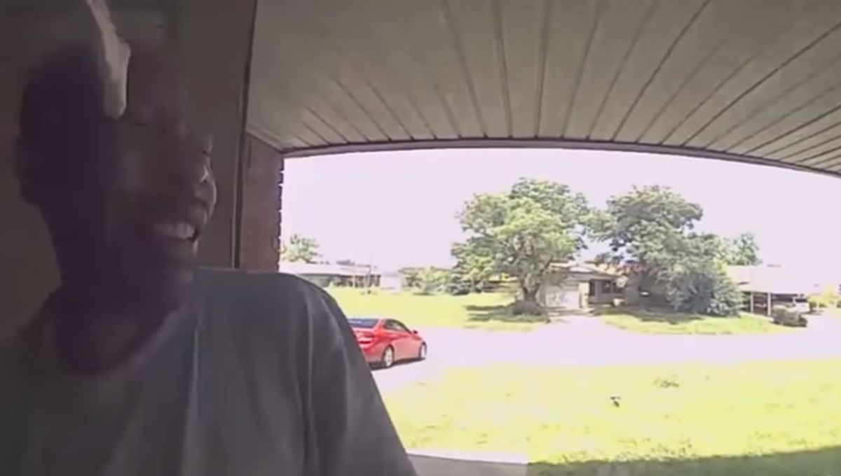Pozvonio na vrata pa ga nešto ugrizlo za glavu, kamera snimila prizor iz horora