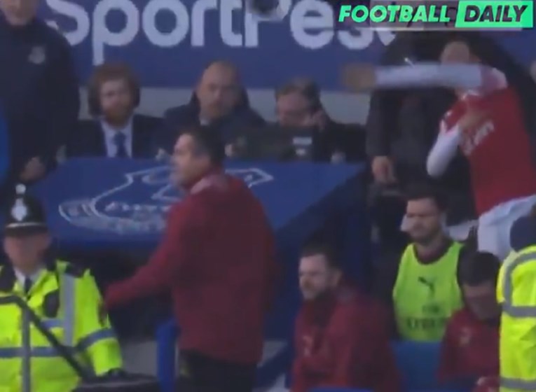 Meta ipak nije bio Emery: Englezi otkrili koga je Özil gađao jaknom