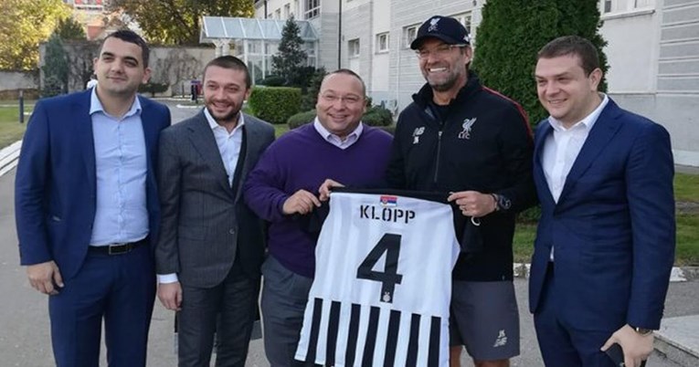 Partizan poklonio Kloppu dres, direktor Zvezde ogorčen brojem na dresu