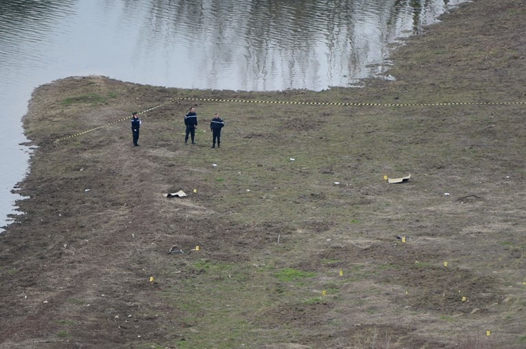 U Češkoj četvero mrtvih u padu helikoptera, zabio se u tvornicu i ostao visjeti