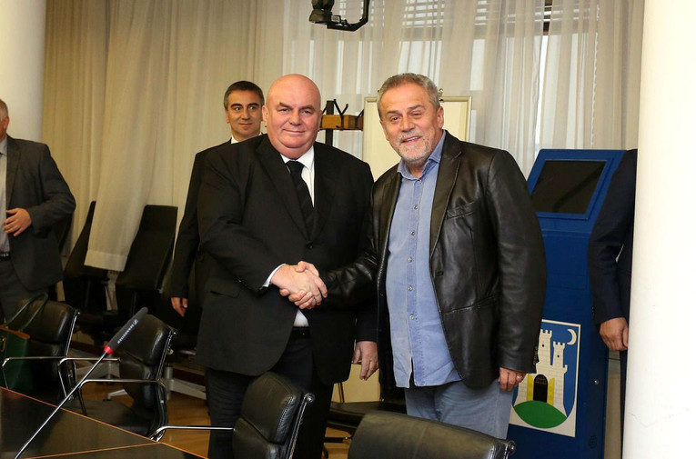 Zagrebački ratni veterani zgroženi susretom Bandića i srpskog primitivca