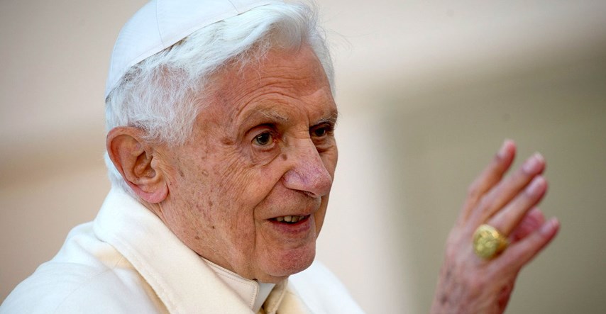 Bivši papa povukao svoje ime s knjige koja je podijelila Vatikan