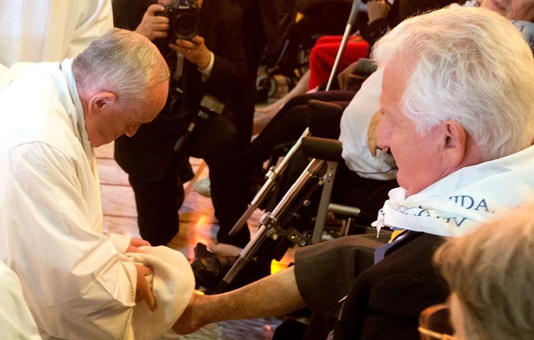 Papa će i ove godine prati noge zatvorenicima