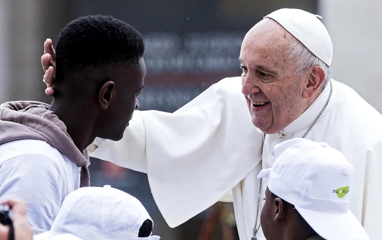 Papa se s djecom migranata provozao u papamobilu Trgom sv. Petra