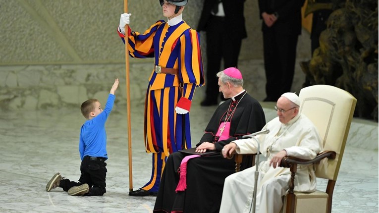 Nijemi dječak dotrčao do Pape, o njegovoj reakciji danas se priča