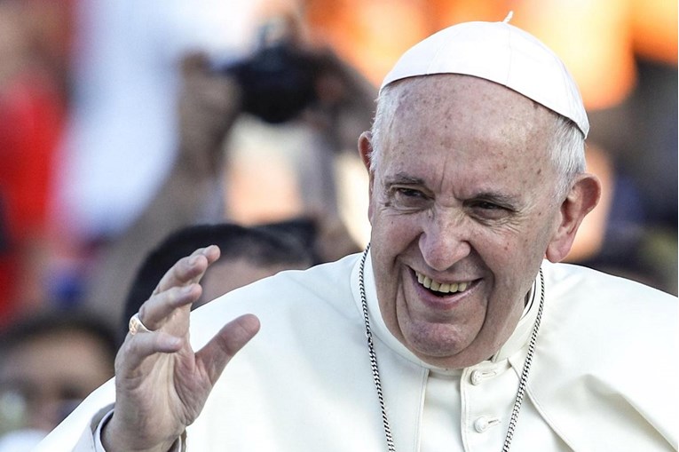Papa kaže da su mladi s pravom gnjevni na Crkvu