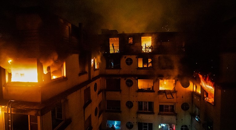VIDEO Ogroman požar progutao zgradu u Parizu, deset mrtvih. Uhićena žena