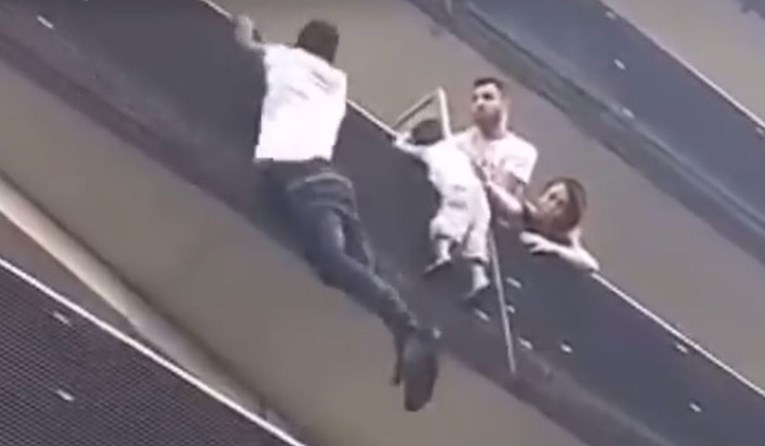 Pariški Spiderman: Migrant se popeo na zgradu da spasi dječaka koji je visio s balkona