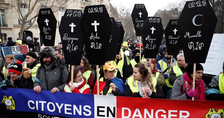 Tisuće žutih prsluka marširalo Parizom, mnogi dućani ostali zatvoreni