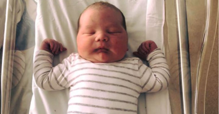 Australka potpuno prirodno rodila dječaka teškog više od pet i pol kilograma