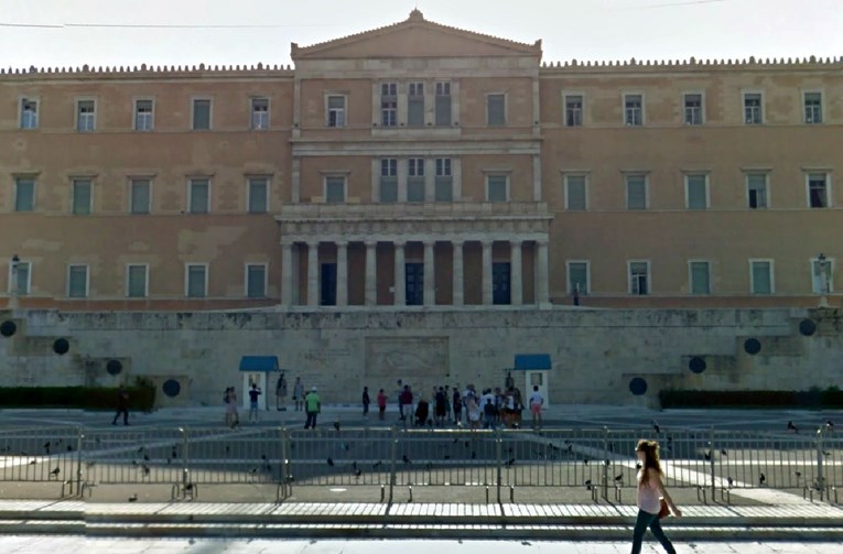 Anarhisti u Grčkoj bacili boju i dimne bombe na zgradu parlamenta