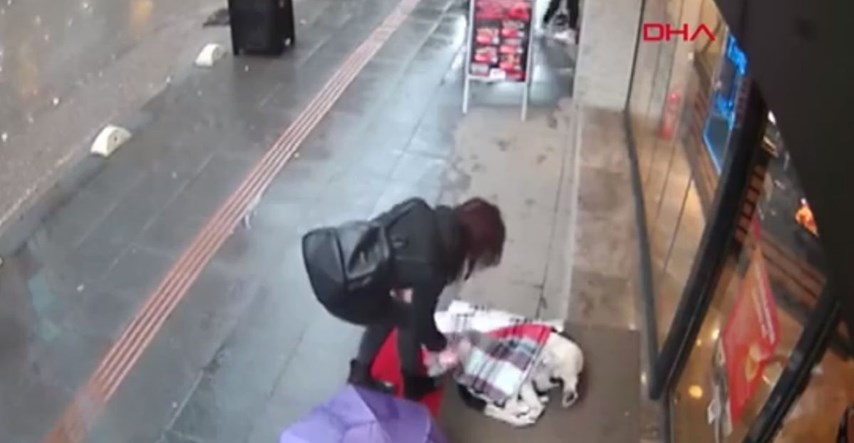 VIDEO Skinula je šal i njime pokrila psa lutalicu koji se tresao od hladnoće