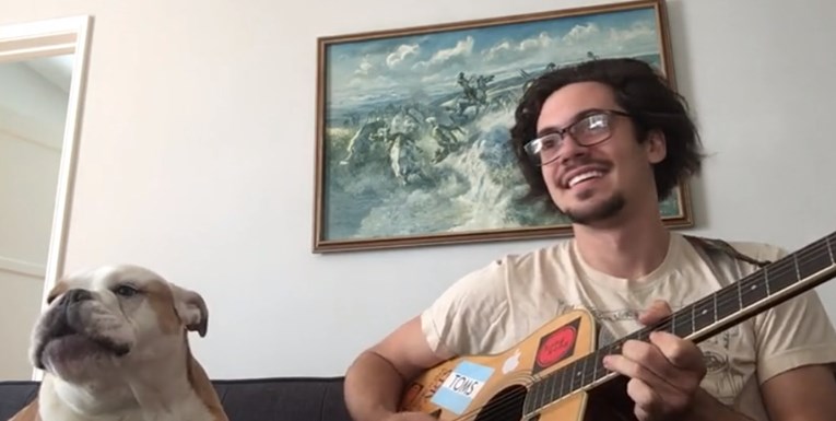 VIDEO Raspjevani buldog najslađi je vokal koji ste vidjeli i čuli