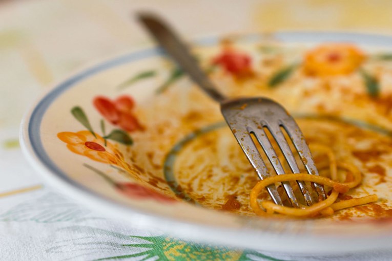Student pojeo tjesteninu staru pet dana pa preminuo, stručnjaci pojasnili zašto