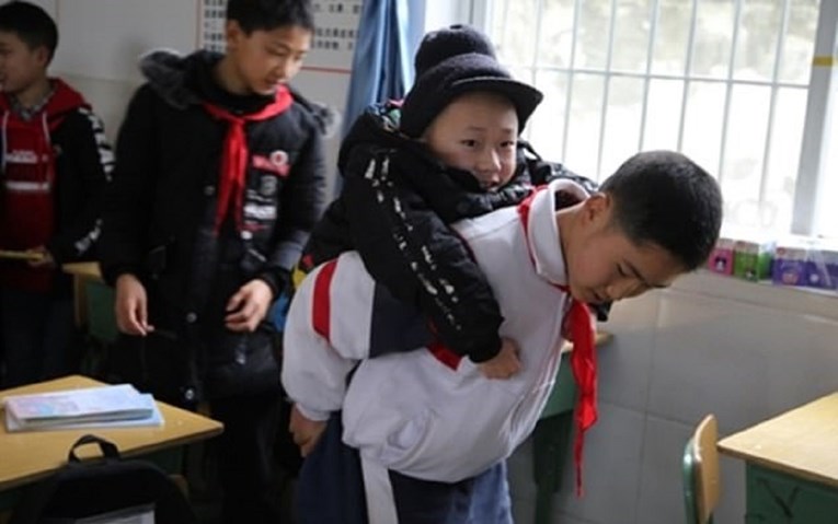 12-godišnji dječak u školu nosi prijatelja koji ne može hodati sam - svaki dan