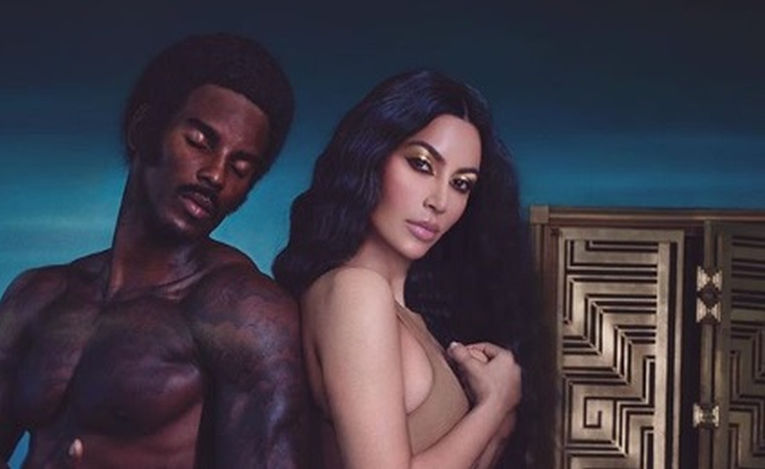 Kim Kardashian pozirala s golim tipom, fanovi uočili nešto čudno s njenom guzom