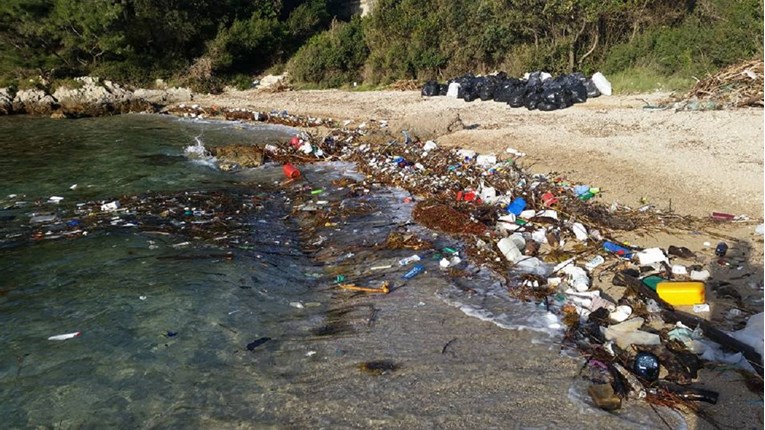 EU zabranjuje plastične vrećice, plastični pribor za jelo, slamke, štapiće za uši...