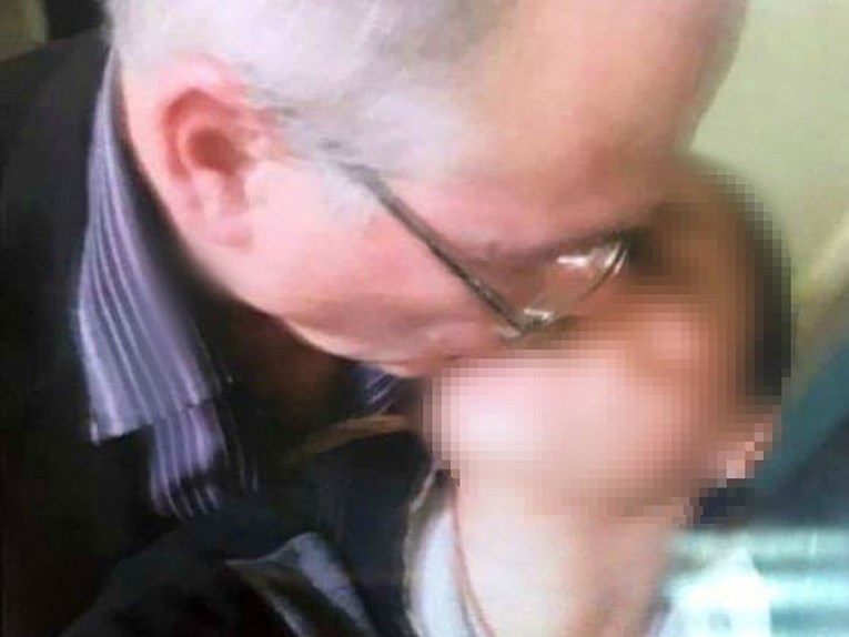 Objavljene fotografije na kojima srpski političar ljubi tinejdžericu u usta