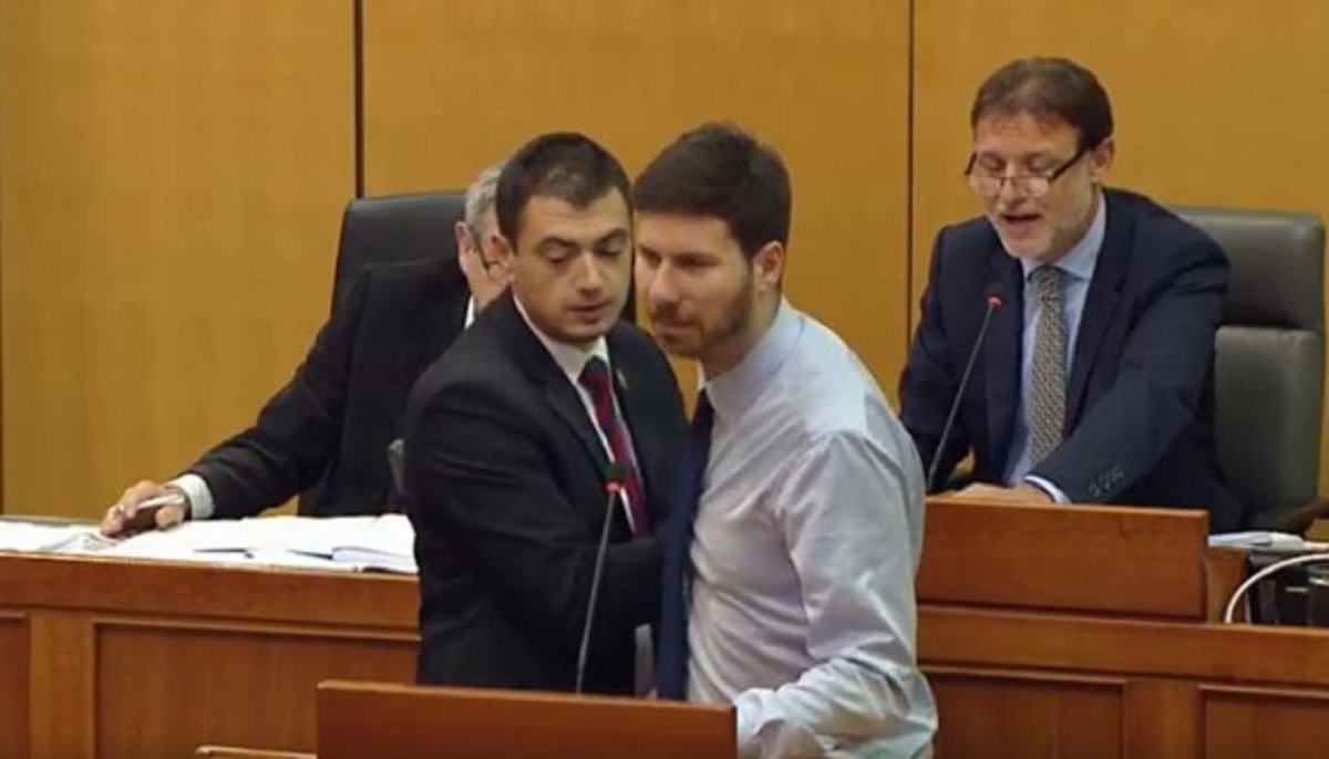 Pernar izbačen iz sabornice, pogledajte snimku