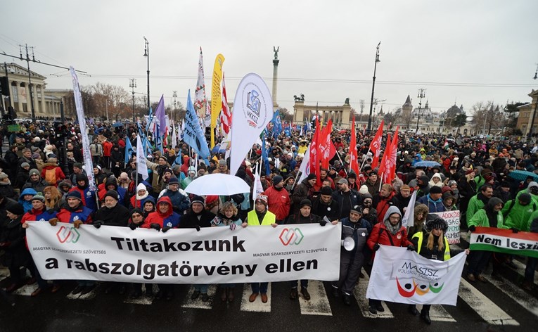 Tisuće ljudi na ulicama Budimpešte marširale protiv Orbana, pogledajte snimku