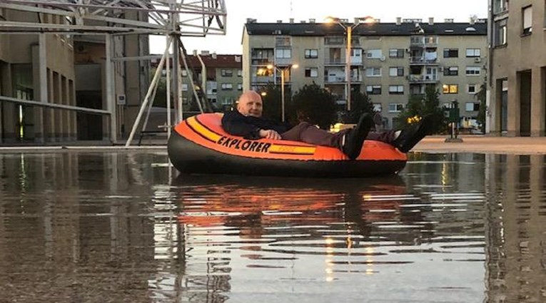 Zagrebački zastupnik u brodu na napuhavanje plutao po poplavi, pogledajte slike
