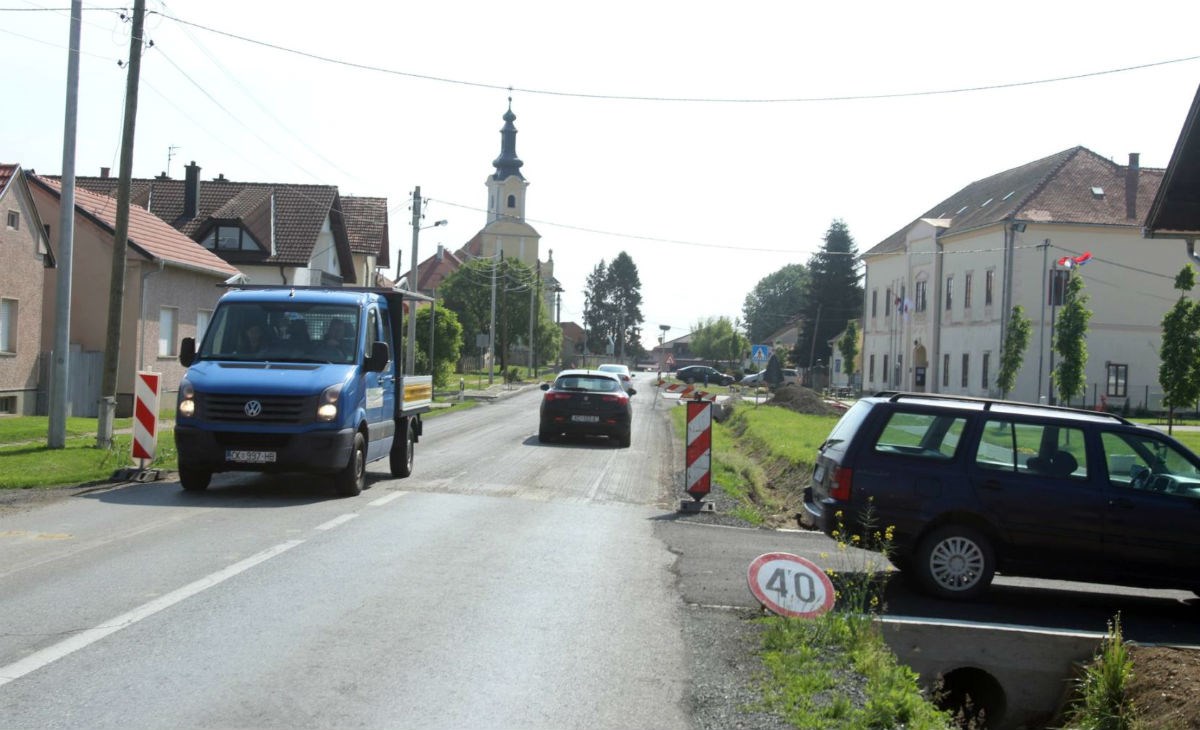 Kod Koprivnice jedan semafor postavljaju više od mjesec dana. Pitali su ih zašto