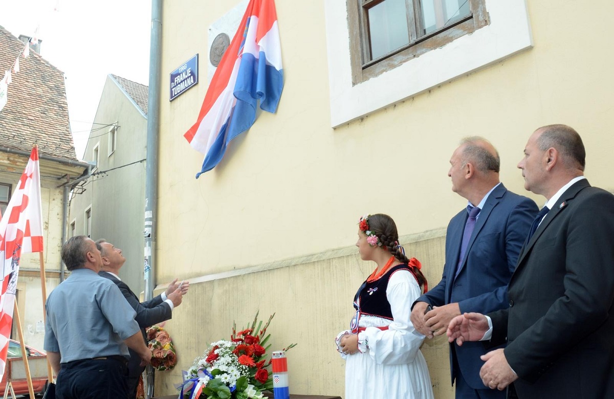 U Petrinji otkrivena spomen-ploča Franji Tuđmanu