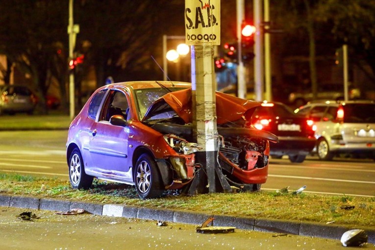 Teška nesreća u Zagrebu: Auto se zabio u stup, udarac je bio silovit