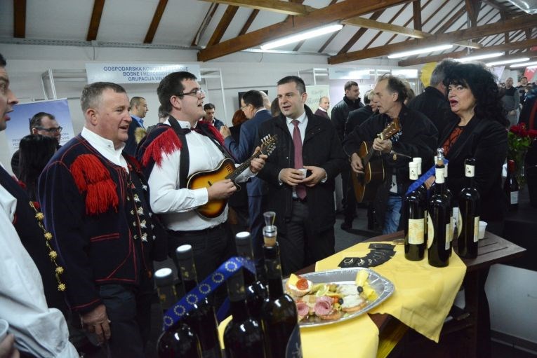 Višnja Pevec zapjevala s klapom, pridružio joj se i bjelovarski gradonačelnik