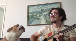 Ovaj je pas postao hit zbog svog čudnog hobija, on obožava pjevati