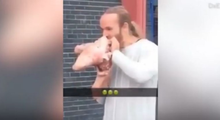 Tip došao na festival veganske hrane i počeo jesti sirovu svinjsku glavu