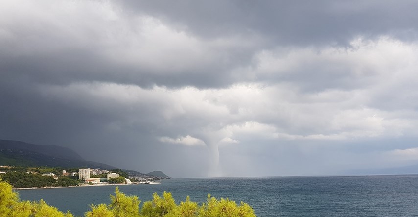 Velika kiša potopila Dalmaciju: Trogir pod vodom, pijavice haraju morem