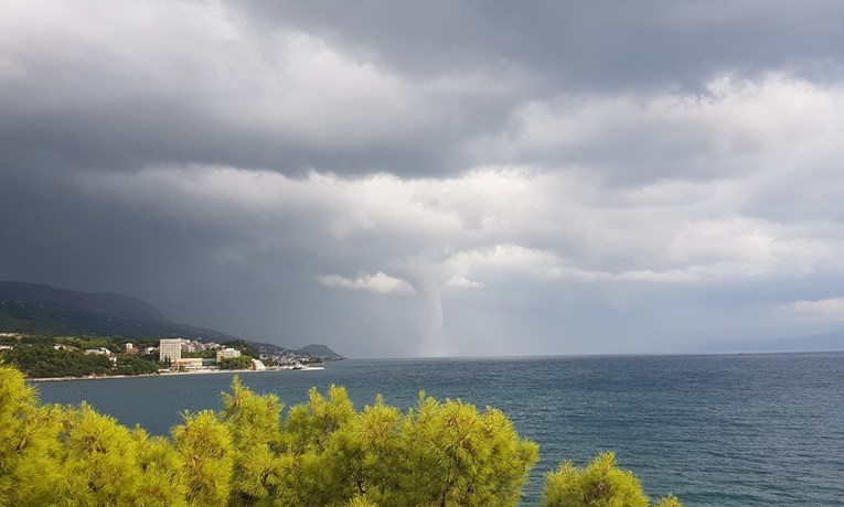 Velika kiša potopila Dalmaciju: Trogir pod vodom, pijavice haraju morem