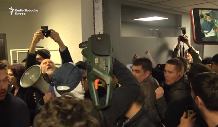 Srpski sud oslobodio repere koji su s motornom pilom ušli u zgradu televizije