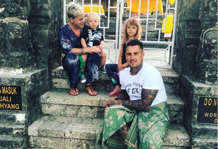 Pink objavila fotku obiteljskog sastanka dok joj suprug sjedi na WC školjci