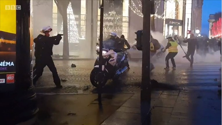 Francuski policajac potegnuo pištolj na nasilne Žute prsluke, pogledajte snimku