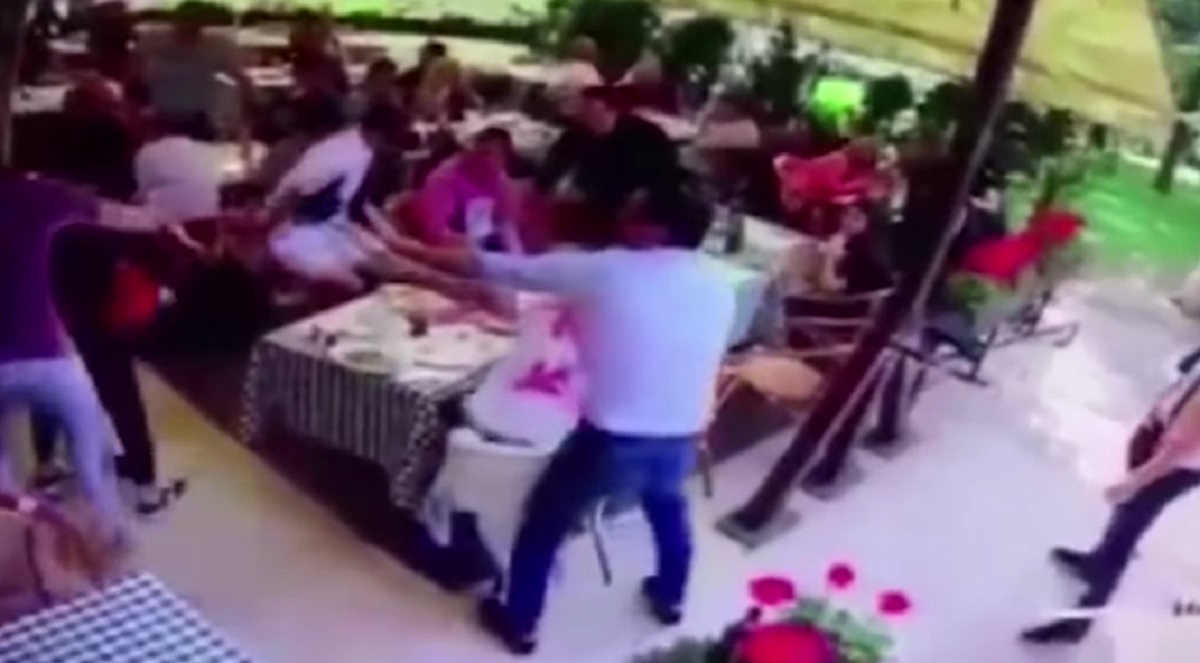 VIDEO U Srbiji na sina menadžera Pjanića i Jovića u restoranu potegnut pištolj