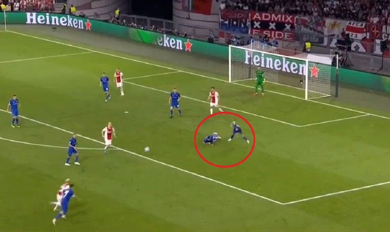 Pivarić i suigrači se sudaraju, padaju i gledaju kako im Ajax zabija