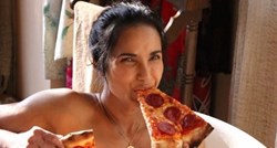 Manekenka objavila sliku iz kade, velike grudi pokrila kriškama pizze