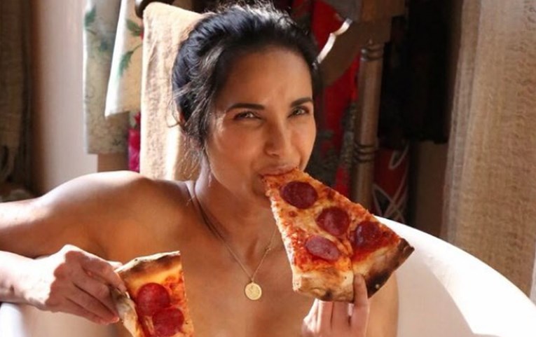 Manekenka objavila sliku iz kade, velike grudi pokrila kriškama pizze